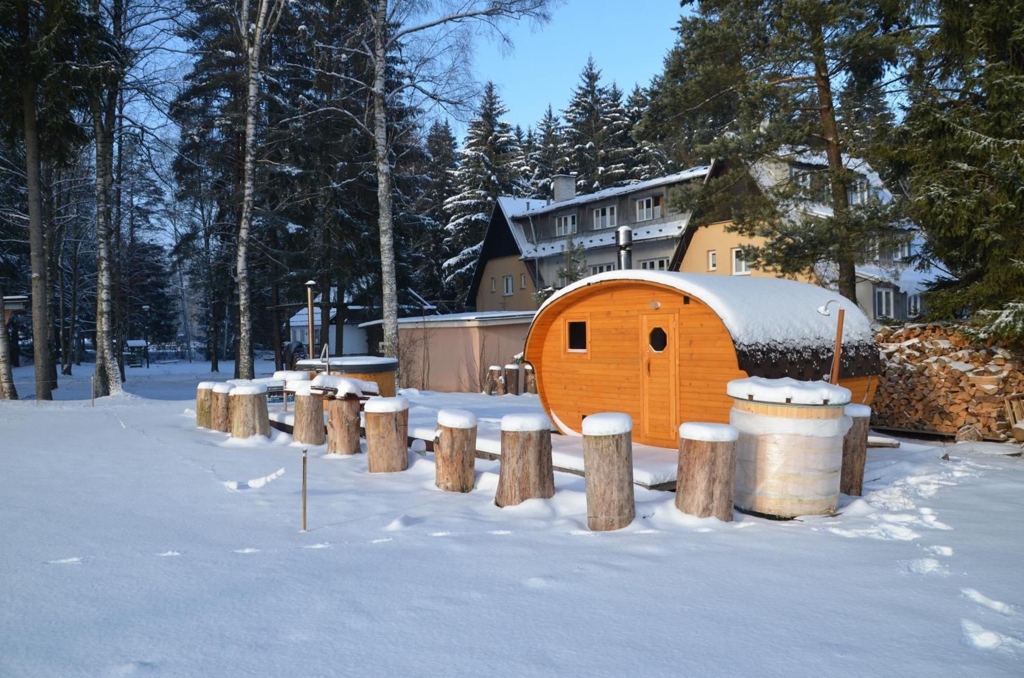 Penzion Gaudeamus Milovy Exterior foto